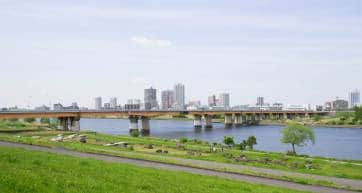 Arakawa River cycling path and bridge