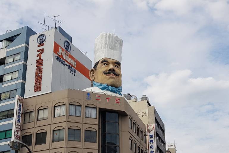 The giant chef's head of kappabashi