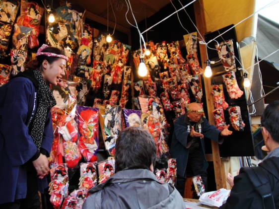 Asakusa's Sensoji temple Hagoita-Ichi Fair