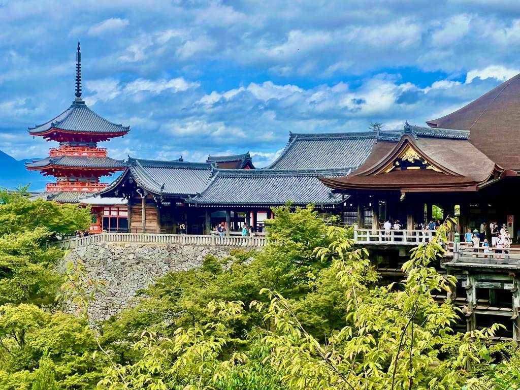 wide shot of kiyomizu-dera