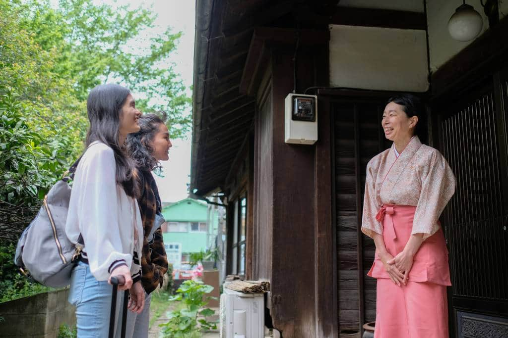 ryokan tourists japanese woman staff