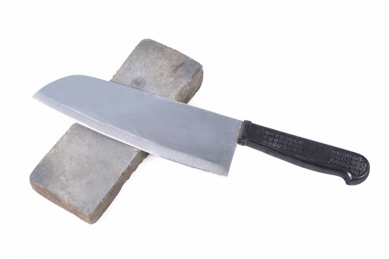 Knife with bevel and sharpening block