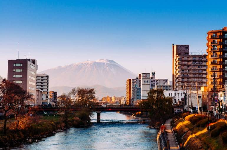 從盛岡市樓景之間遙望到的岩手山景色