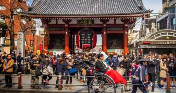 Kaminari gate at Sensoji Temple with rickshaw and driver