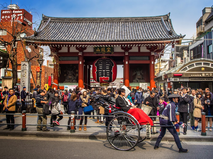 Kaminari gate at Sensoji Temple with rickshaw and driver