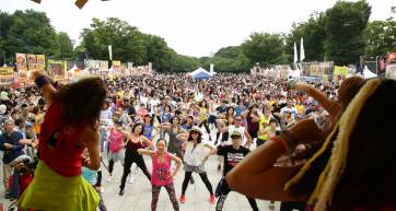 crowd enjoying salsa in Ueno Park