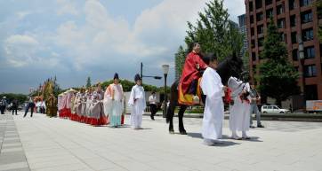 People of all ages in traditional clothing taking part in the Hie Shrine Tenka Matsuri (or Sanno Festival) in central Tokyo