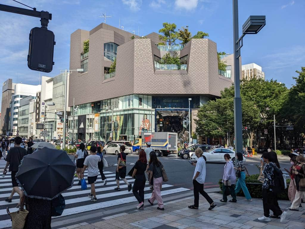 busy omotesando street in tokyo