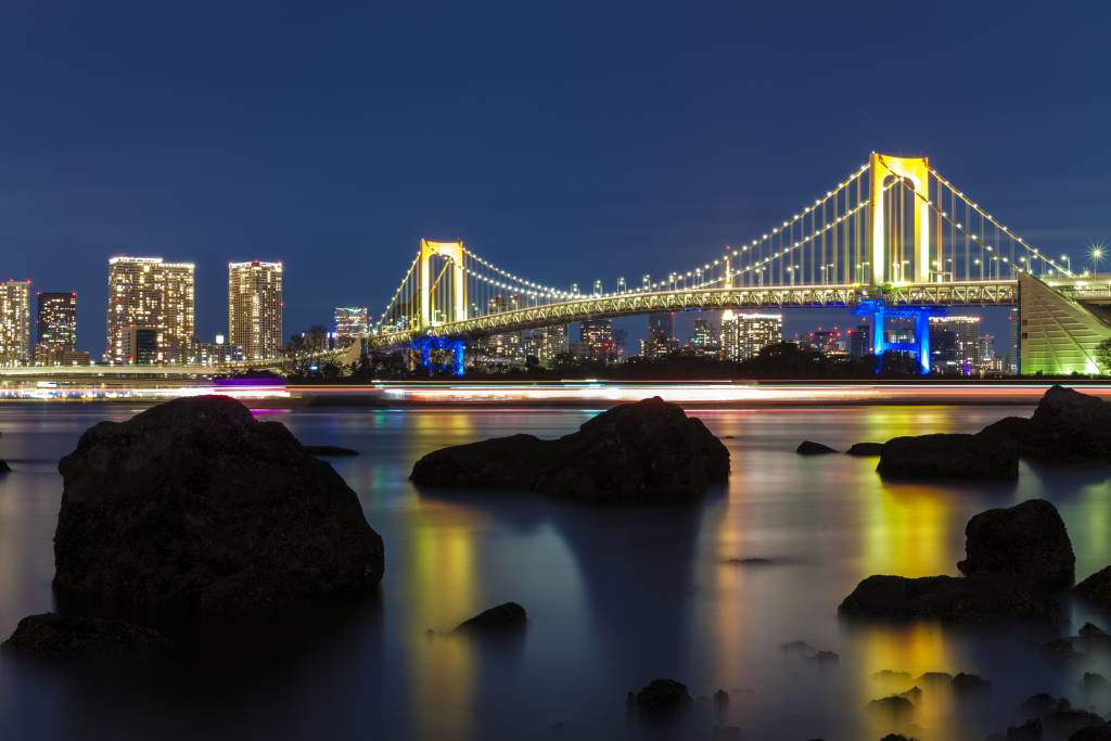 tokyo rainbow bridge at night