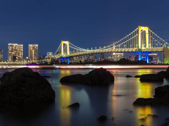 tokyo rainbow bridge at night