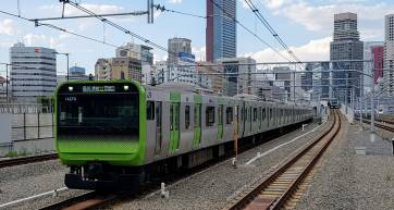 A Yamanote Line E235 series EMU approaching Takanawa Gateway Station