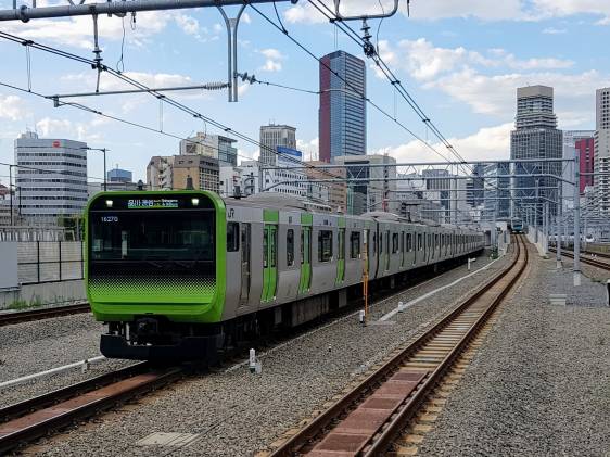 A Yamanote Line E235 series EMU approaching Takanawa Gateway Station